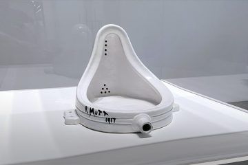 La fuente (1917), de Marcel Duchamp, en el Tate Modern de Londres. Una de las copias que el propio Duchamp autorizó en 1964, la original se perdió en 1917. El urinario que se convierte en obra de arte conceptual al ser sacado de su contexto habitual y ser expuesto en un museo. Es el readymade, el arte a partir de objetos ya existentes, precisamente para denunciar el aura y los abusos comerciales del arte.