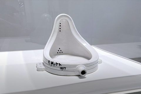 La fuente (1917), de Marcel Duchamp, en el Tate Modern de Londres. Una de las copias que el propio Duchamp autorizó en 1964, la original se perdió en 1917. El urinario que se convierte en obra de arte conceptual al ser sacado de su contexto habitual y ser expuesto en un museo. Es el readymade, el arte a partir de objetos ya existentes, precisamente para denunciar el aura y los abusos comerciales del arte.