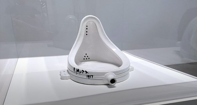 La fuente (1917), de Marcel Duchamp, en el Tate Modern de Londres. Una de las copias que el propio Duchamp autorizó en 1964, la original se perdió en 1917. El urinario que se convierte en obra de arte conceptual al ser sacado de su contexto habitual y ser expuesto en un museo. Es el readymade, el arte a partir de objetos ya existentes, precisamente para denunciar el aura y los abusos comerciales del arte.