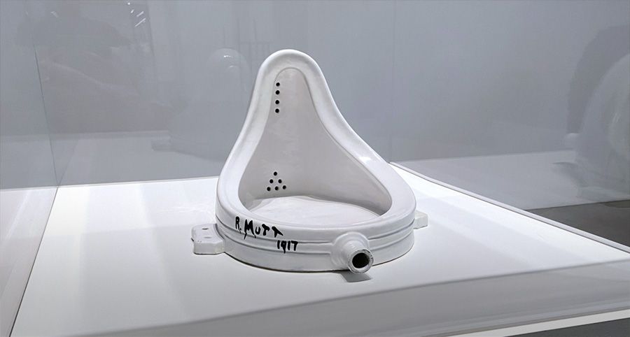 La fuente (1917), de Marcel Duchamp, en el Tate Modern de Londres. Una de las copias que el propio Duchamp autorizó en 1964, la original se perdió en 1917. El urinario que se convierte en obra de arte conceptual al ser sacado de su contexto habitual y ser expuesto en un museo. Es el readymade, el arte a partir de objetos ya existentes, precisamente para denunciar el aura y los abusos comerciales del arte.