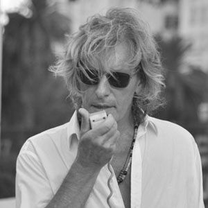 (*) Filósofo (Cambridge, Inglaterra), poeta, performer, ecologista, artista y periodista argentino. Pionero en el arte performativo. Precursor del minimalismo en América Latina y del Land Art según Jean Baudrillard. Autor del "Manifiesto de los indignados contra el neoliberalismo'' 2011. Miembro-asesor de The World Literary Academy (Cambridge, Inglaterra), "Biography of the year Award" Historical Preservation of America (1986), "Man of the Year" IBC Cambridge 2004. Miembro activo de la Sociedad Argentina de Escritores (SADE).