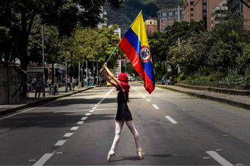 Mujer con bandera colombiana. Revueltas en Colombia. Crónica y pensamiento crítico en Cultugrafía.