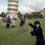 Fotografía de Martin Parr. Turistas fotografiando delante de la Torre de Pisa. ITALY. PISA. THE LEANING TOWER OF PISA. FROM ‘SMALL WORLD’. 1990.