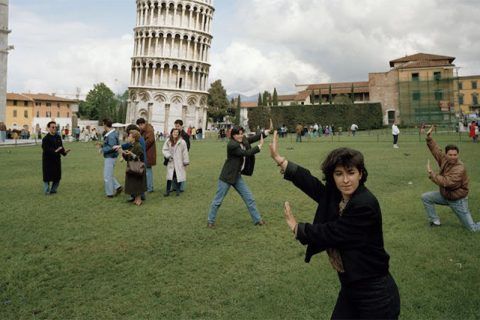 Fotografía de Martin Parr. Turistas fotografiando delante de la Torre de Pisa. ITALY. PISA. THE LEANING TOWER OF PISA. FROM ‘SMALL WORLD’. 1990.