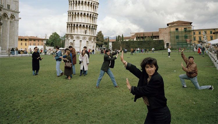 Fotografía de Martin Parr. Turistas fotografiando delante de la Torre de Pisa. ITALY. PISA. THE LEANING TOWER OF PISA. FROM ‘SMALL WORLD’. 1990.