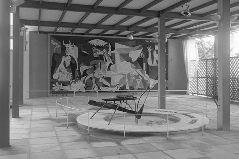 Guernica de Picasso y Fuente de Mercurio de Alexander Calder en la exposición internacional de París de 1937