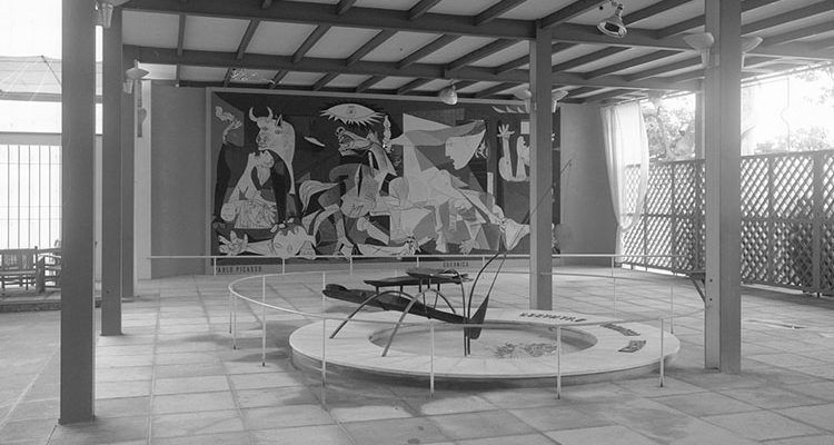 Guernica de Picasso y Fuente de Mercurio de Alexander Calder en la exposición internacional de París de 1937