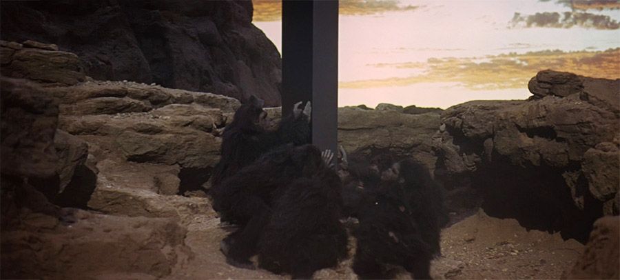 Fotograma: Los hominidos y el monolito de 2001: una odisea en el espacio de Stanley Kubrick.