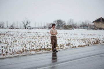 Lazzaro en medio de una carretera. Fotograma de Lazzaro Felice, de Alice Rohrwacher, una alegoría anticapitalista