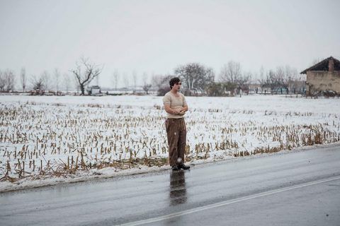 Lazzaro en medio de una carretera. Fotograma de Lazzaro Felice, de Alice Rohrwacher, una alegoría anticapitalista