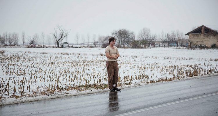 Lazzaro en medio de una carretera. Fotograma de Lazzaro Felice, de Alice Rohrwacher, una alegoría anticapitalista
