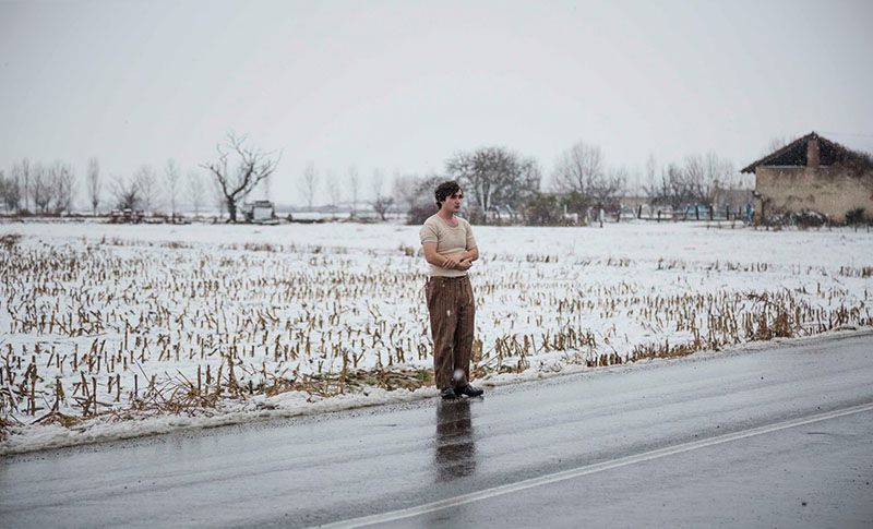 Lazzaro en medio de una carretera. Fotograma de Lazzaro Felice, de Alice Rohrwacher, una alegoría anticapitalista
