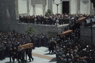 Fotograma de la película 75 días. Funeral de las niñas de Alcassèr. Reseña cinematográfica