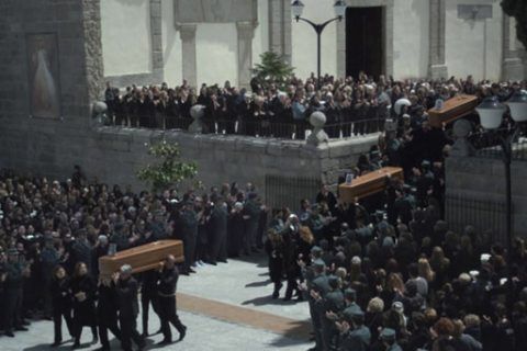 Fotograma de la película 75 días. Funeral de las niñas de Alcassèr. Reseña cinematográfica