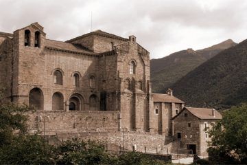 Monasterio de San Pedro de Siresa (Huesca). Fotografía: paula_gm (Flikr). Monasterio en que se ambienta la novela La Honor del Aragón.