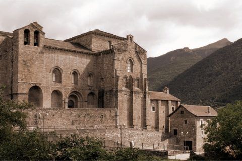 Monasterio de San Pedro de Siresa (Huesca). Fotografía: paula_gm (Flikr). Monasterio en que se ambienta la novela La Honor del Aragón.
