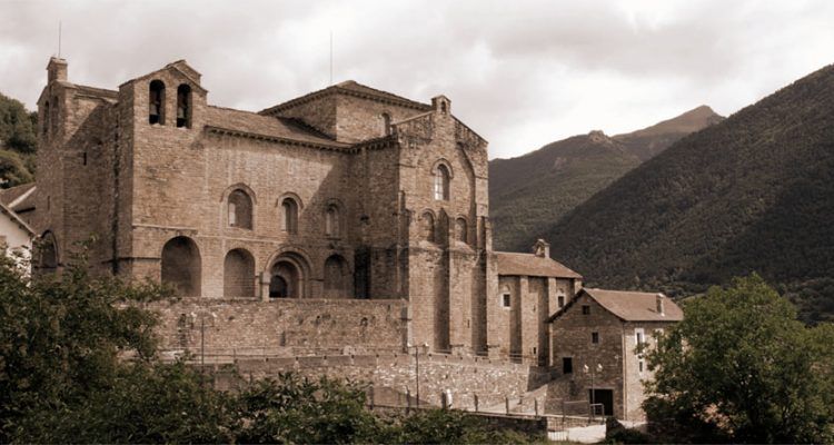 Monasterio de San Pedro de Siresa (Huesca). Fotografía: paula_gm (Flikr). Monasterio en que se ambienta la novela La Honor del Aragón.