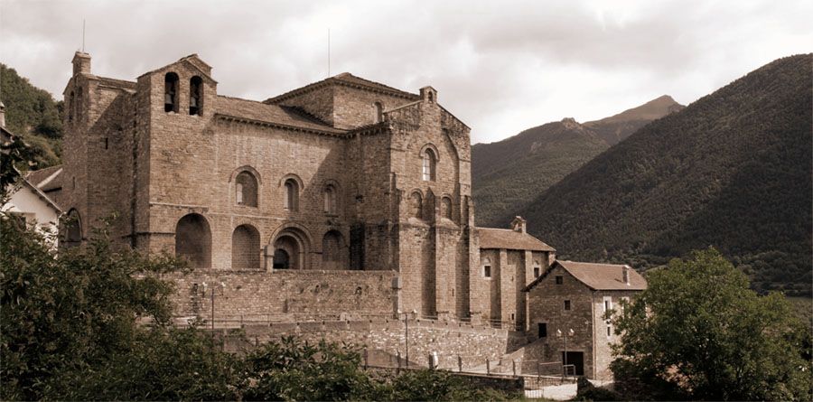 Monasterio de San Pedro de Siresa (Huesca). Fotografía: paula_gm (Flikr). Monasterio en que se ambienta la novela La Honor del Aragón.
