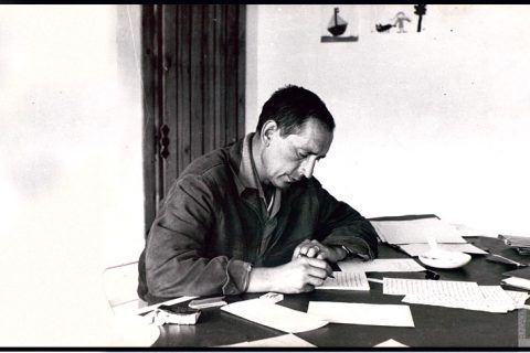 Miguel Delibes en su despacho de Sedano en Burgos (1966). Fuente: Biblioteca Nacional de España. Crítica de la novela Cinco horas con Mario.