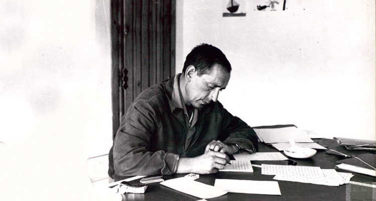 Miguel Delibes en su despacho de Sedano en Burgos (1966). Fuente: Biblioteca Nacional de España. Crítica de la novela Cinco horas con Mario.