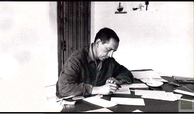 Miguel Delibes en su despacho de Sedano en Burgos (1966). Fuente: Biblioteca Nacional de España. Crítica de la novela Cinco horas con Mario.