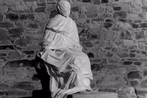 La estatua de Leopoldo Panero tapada antes de su inauguración.