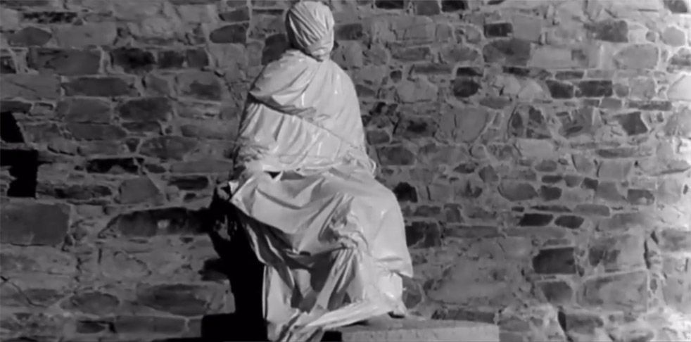 La estatua de Leopoldo Panero tapada antes de su inauguración.