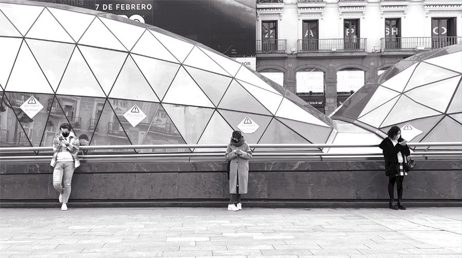 Distancia social, el fotolibro de Pilar García Elegido. Transeúntes en Madrid separados por la pandemia. Difusión y crítica cultural.