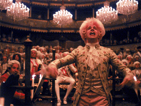 Mozart (Tom Hulce) consigue con el estreno de la La flauta mágica su ansiado triunfo en Viena. Cultugrafía. Análisis de la película Amadeus de Milos Forman.
