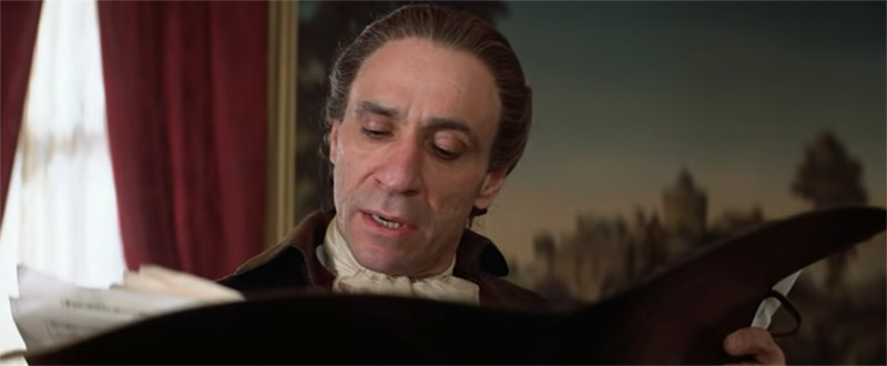 Salieri lee los manuscritos originales de Wolfgang Amadeus Mozart y descubre su verdadero talento.
