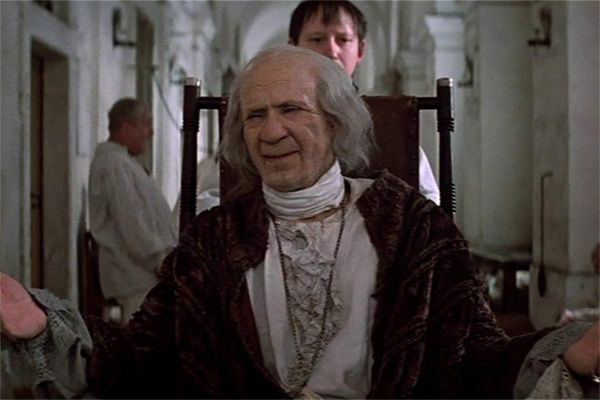 Maravilloso cierre con Salieri que por fin obtiene el perdón de sus pecados. Análisis de la película Amadeus en Cultugrafía, difusión y crítica cultural.