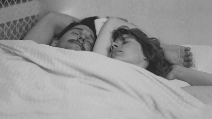 Fotograma del primer largometraje de Béla Tarr, Nido familiar (1977). Las temáticas sociales centran la primera etapa de su filmografía. Análisis cinematográfico. Crítica cultural. Cultugrafía, difusión.