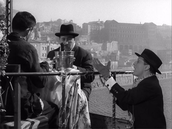 Quintanilla (José Luis López Vázquez), organizando el desfile de Siente un pobre en su mesa. En Plácido (1961), de Berlanga.