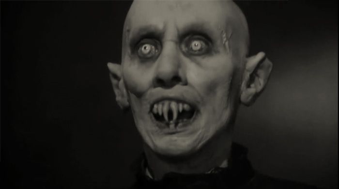 Fotograma de la película El misterio de Salem's Lot, protagonizada por David Soul y James Mason (1979). Basada en el libro de Stephen King del mismo título. El vampiro documentado. Artículos de investigación en Cultugrafía, difusión y crítica Cultural.