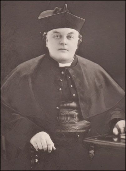 Montague Summers, sacerdote y erudito inglés (1880–1948). Escribió obras importantes sobre vampiros.
