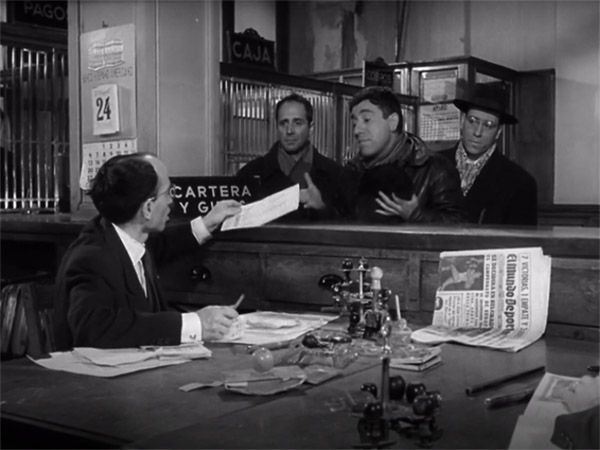 Plácido (Casto Sendra 'Cassen') intentando que el banquero le permita llevar el dinero que le falta para pagar la letra más tarde y así evitar que la lleven al notario.