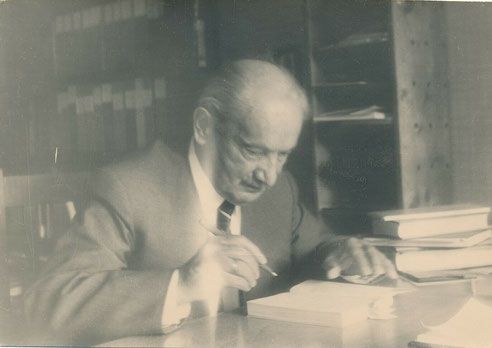 Imagen del filosofo alemán Martin Heidegger (1889-1976). En cultugrafía, difusión y crítica cultural. Artículo que reflexiona sobre el tiempo.