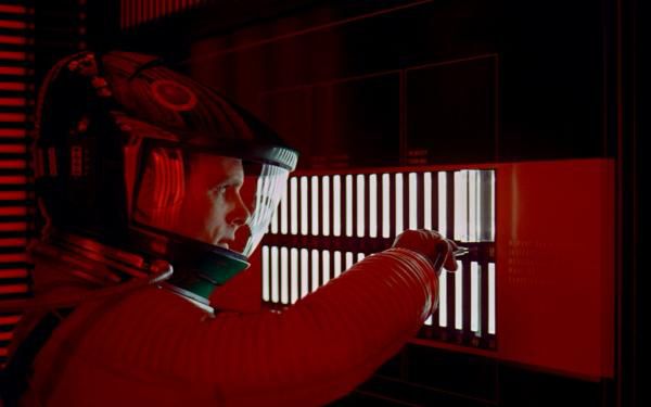 El astronauta Dave Bowman desconectando a la computadora HAL, mientras ésta entona una romántica canción popular (“Daisy, Daisy…”). Cultugrafía, difusión y crítica cultural. Análisis de cine. 2001, odisea en el espacio de Stanley Kubrick