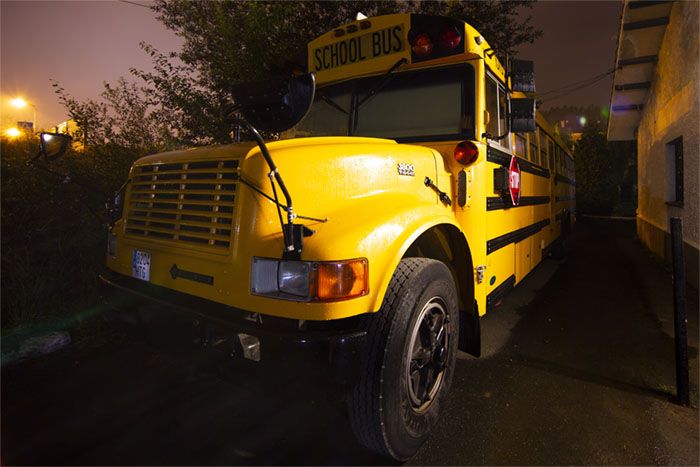 Fotografía nocturna de larga exposición a un autobús escolar. ISO 100; velocidad 30 segundos; f4. Fotografía de Sergio Town. Consejos para disparar en modo manual. Cultugrafía, difusión y crítica cultural.
