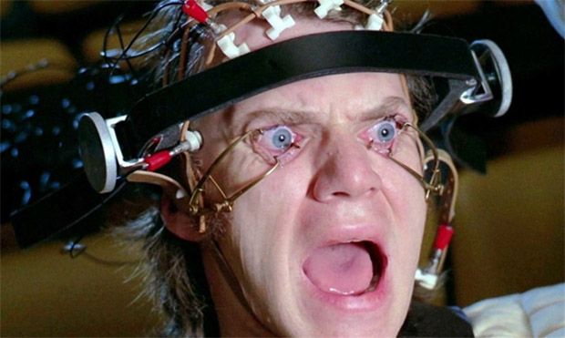Alex (magnífico Malcolm Mcdowell) padeciendo la tortura del “método Ludovico”, que con el objetivo de lograr un condicionamiento contra la violencia le condiciona también contra sus capacidades intelectuales en tanto vayan asociadas a la violencia. Análisis cine Stanley Kubrick.