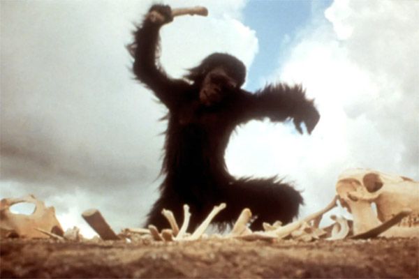 “Gracias” al monolito, el protohomínido “descubre” (“razonamiento” o intelectualidad”) el “hueso-arma” (“moralidad”).