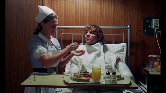 Una de las escenas del irónico final de La naranja mecánica. Álex comienza a estar “mentalmente curado”. El cine en la segunda etapa de Stanley Kubrick. Cultugrafía, difusión y crítica cultural.