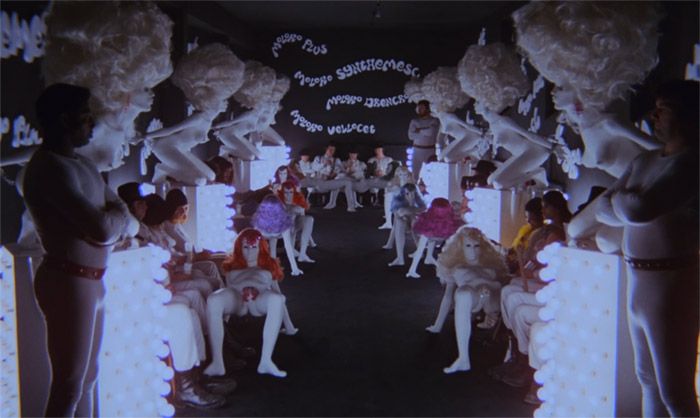 El plano secuencia inicial de La Naranja Mecánica en el extraño y grotesco “Korova Milk Bar”. Un ejemplo de perfecta simetría kubrickiana.
Análisis del cine de slanley kubrick