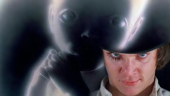 Las miradas fijas a cámara del “bebé de las estrellas” al final de 2001, Una odisea del espacio y de Alex De Large al principio de La naranja mecánica. ¿Podría ser Alex, en sí mismo, la evolución del bebé y también representar la “evolución de la humanidad” desde el “protohomínido del hueso”?