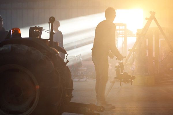 Recuerda que además de tu cámara, tu estilo como fotógrafo o director lo marcará sobre todo tu gusto y tus conocimientos sobre la luz. Puedes conseguir la mejor fotografía con la peor cámara, si características como la iluminación o el concepto son buenos. Imagen: Set de rodaje del vídeo oficial de la Floración de Cieza (2022).