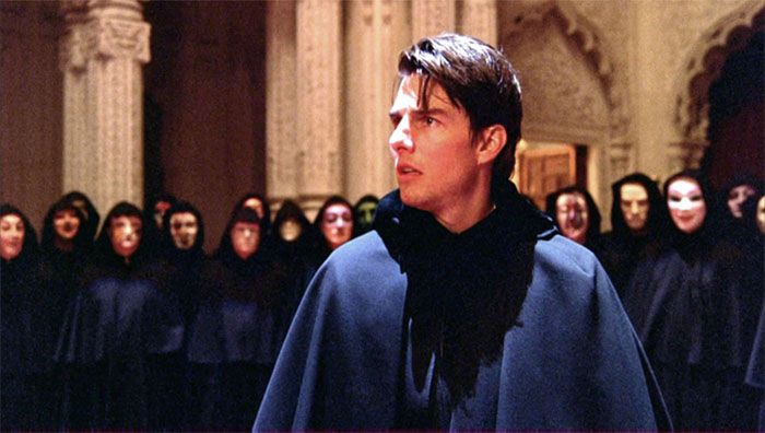 El “eje” de la “simetría argumental” en Eyes Wide Shut se puede percibir en la escena de la “orgía ritualizada” en la mansión. En la inquietante imagen, Bill, tras ser descubierto compareciendo ante la “élite poderosa”. De fondo, la siniestra Musica Ricercata II: Mesto, Rígido e Ceremoniale (1951-53), de György Ligeti, y, de nuevo, la perfecta utilización de la música clásica por Stanley Kubrick en una película. Crítica y análisis cinematográfico en Cultugrafía, difusión cultural.