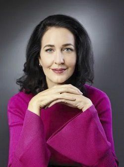 Julia Kröhn. Periodista y novelista austriaca. Autora de las obras La casa de modas: Hijas de la libertad. Obra que nos muestra a tres protagonistas femeninas en su camino a construir sus propios caminos en base a sus ideales, dejando de lado las normas de la época y las ideas tradicionalistas.