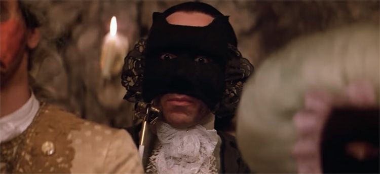 Amadeus (1984), de Milos Forman. La máscara de Salieri es un elemento simbólico que representa la falsa identidad que el compositor italiano adopta para ocultar su envidia y su odio hacia Mozart, así como su frustración por no ser capaz de igualar su genio musical. Salieri se presenta ante el mundo como un hombre virtuoso, devoto y generoso, pero en realidad es un ser mezquino, hipócrita y vengativo, que intenta sabotear la carrera y la vida de Mozart por todos los medios.