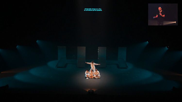 Estreno de Cría cuerdos de Cía Deconné en el Teatro Circo de Murcia con subtítulos e intérprete de lengua de signos. Imagen: Pedro Poveda.