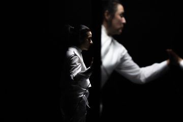 Susi Espín y Rocío Bernal en Cría cuerdos, de Cía Deconné. Fotografía de Pepe H. Teatro Circo de Murcia. Cultugrafía, teatro, artes escénicas. Difusión y crítica cultural.